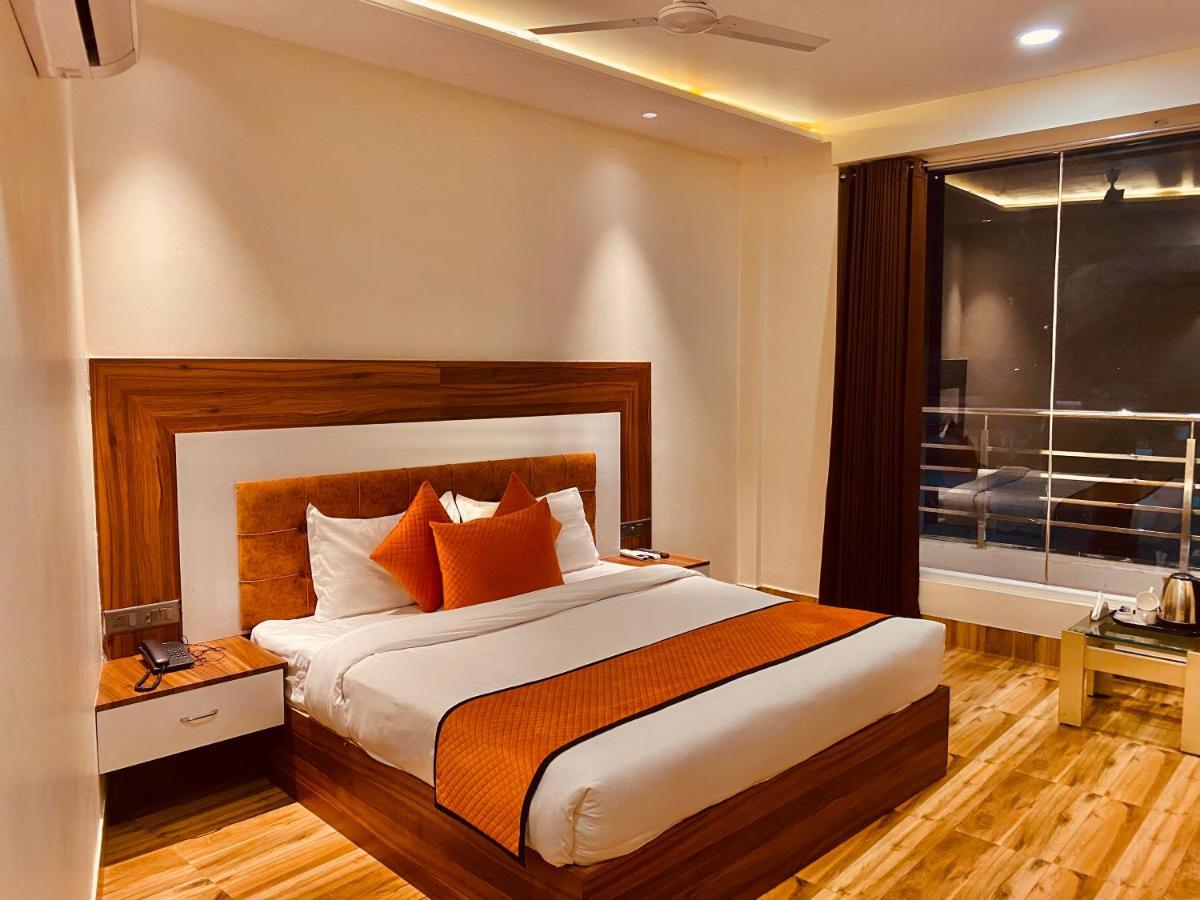 Hotel White And Restaurant 300 Mtr From Golden Temple Amritsar Exterior foto