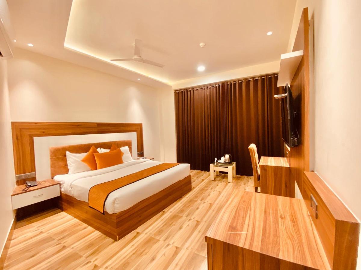 Hotel White And Restaurant 300 Mtr From Golden Temple Amritsar Exterior foto