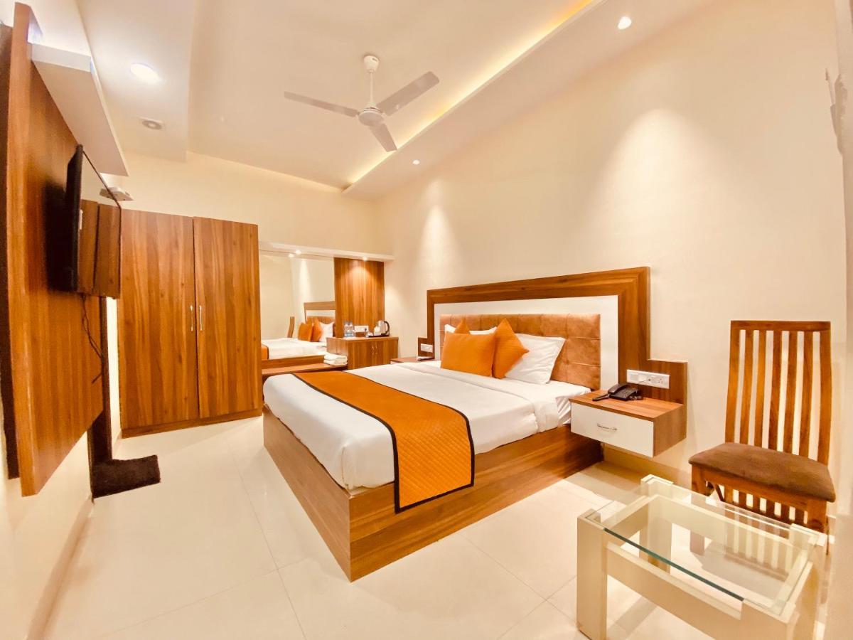 Hotel White And Restaurant 300 Mtr From Golden Temple Amritsar Exterior foto