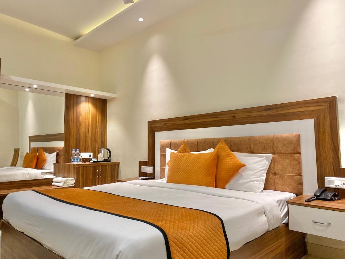 Hotel White And Restaurant 300 Mtr From Golden Temple Amritsar Exterior foto