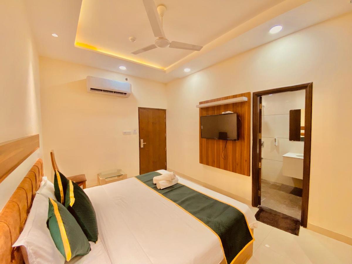 Hotel White And Restaurant 300 Mtr From Golden Temple Amritsar Exterior foto