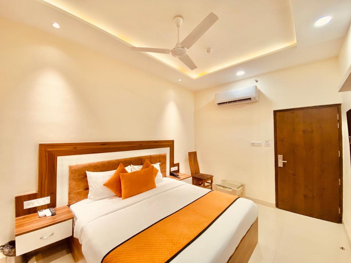 Hotel White And Restaurant 300 Mtr From Golden Temple Amritsar Exterior foto