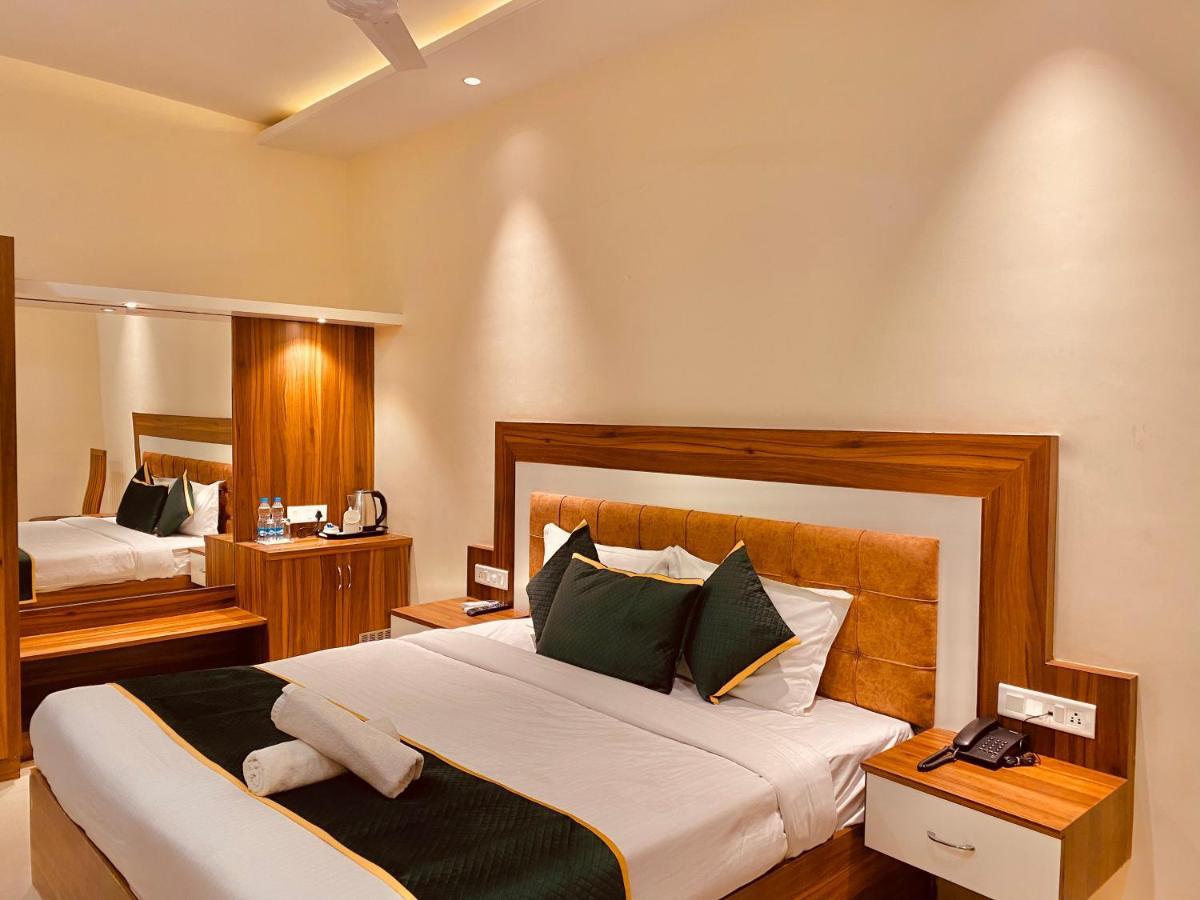 Hotel White And Restaurant 300 Mtr From Golden Temple Amritsar Exterior foto