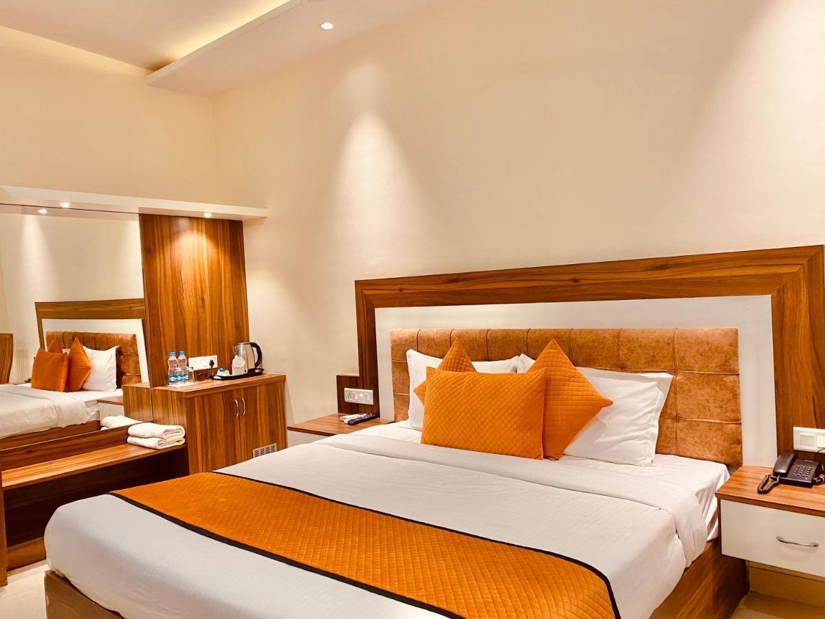 Hotel White And Restaurant 300 Mtr From Golden Temple Amritsar Exterior foto