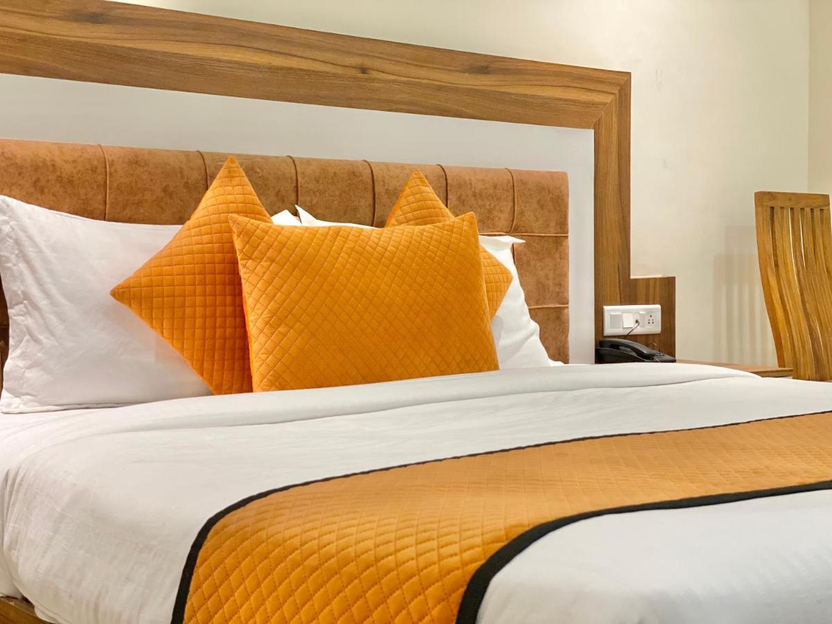 Hotel White And Restaurant 300 Mtr From Golden Temple Amritsar Exterior foto