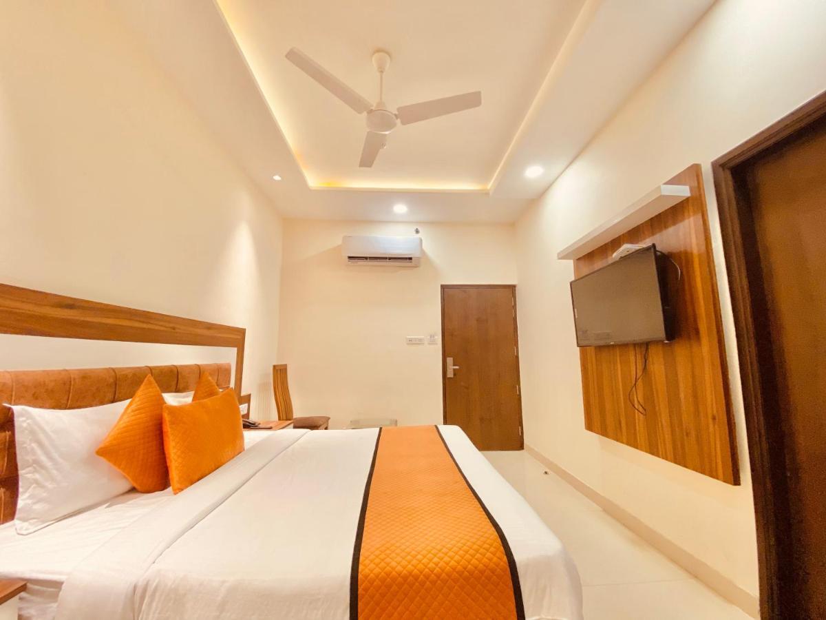 Hotel White And Restaurant 300 Mtr From Golden Temple Amritsar Exterior foto
