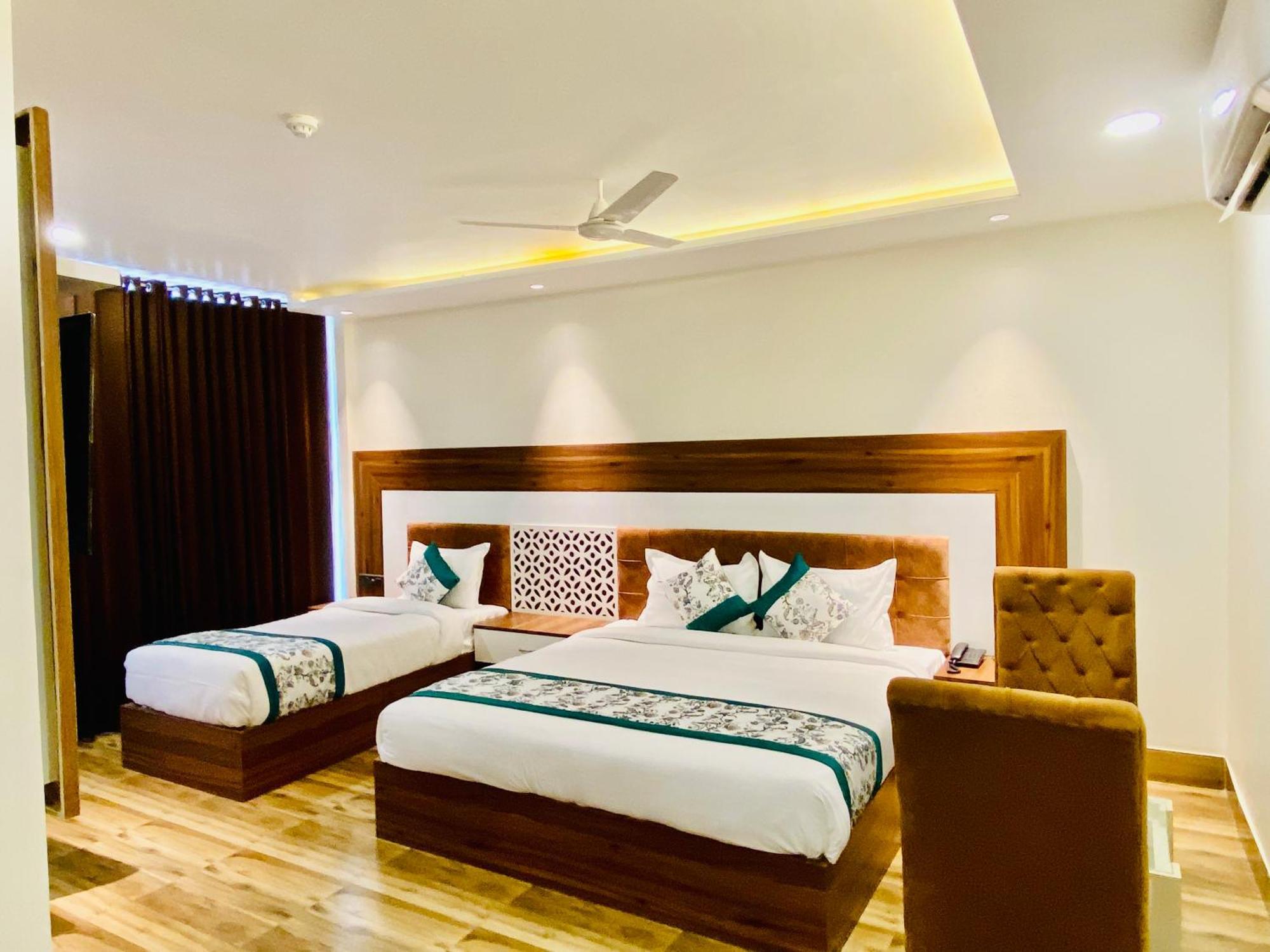 Hotel White And Restaurant 300 Mtr From Golden Temple Amritsar Exterior foto
