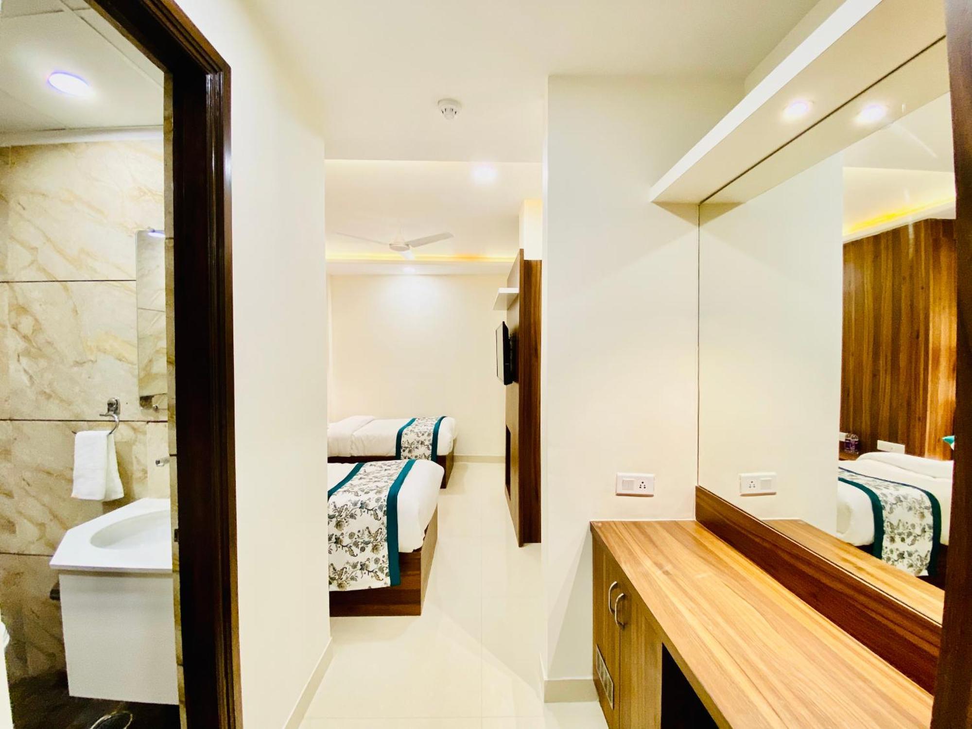 Hotel White And Restaurant 300 Mtr From Golden Temple Amritsar Exterior foto
